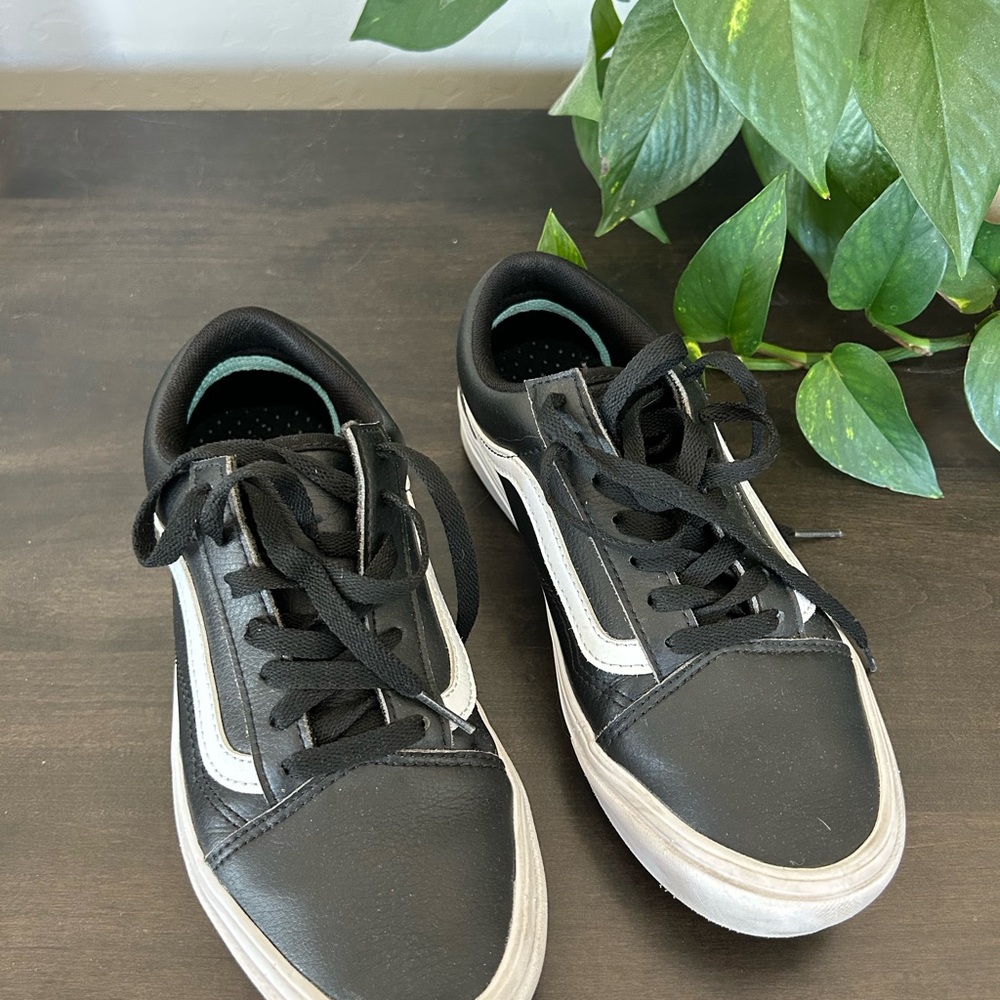 Vans Classic Black and White Sneakers Leather/Cushion Sole